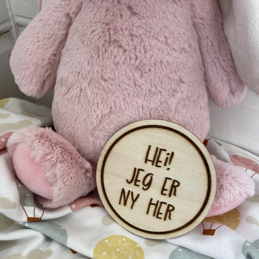 Hei! Jeg er ny her - Brikke i tre (2mm)