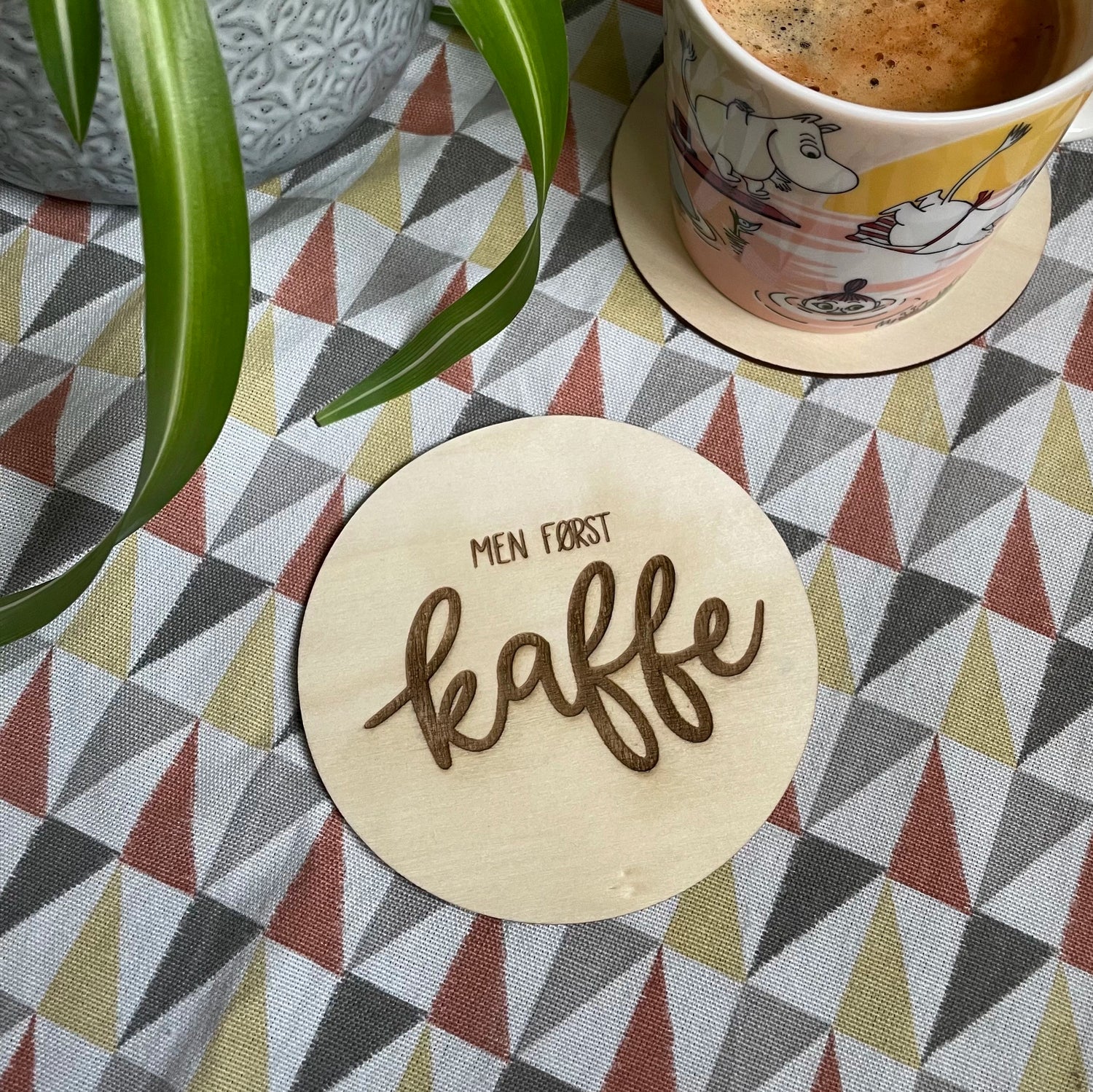 Men først kaffe - Drikkebrikke i tre (2mm)