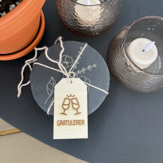 Gratulerer (Skål!) - Gavelapp i tre (2mm)